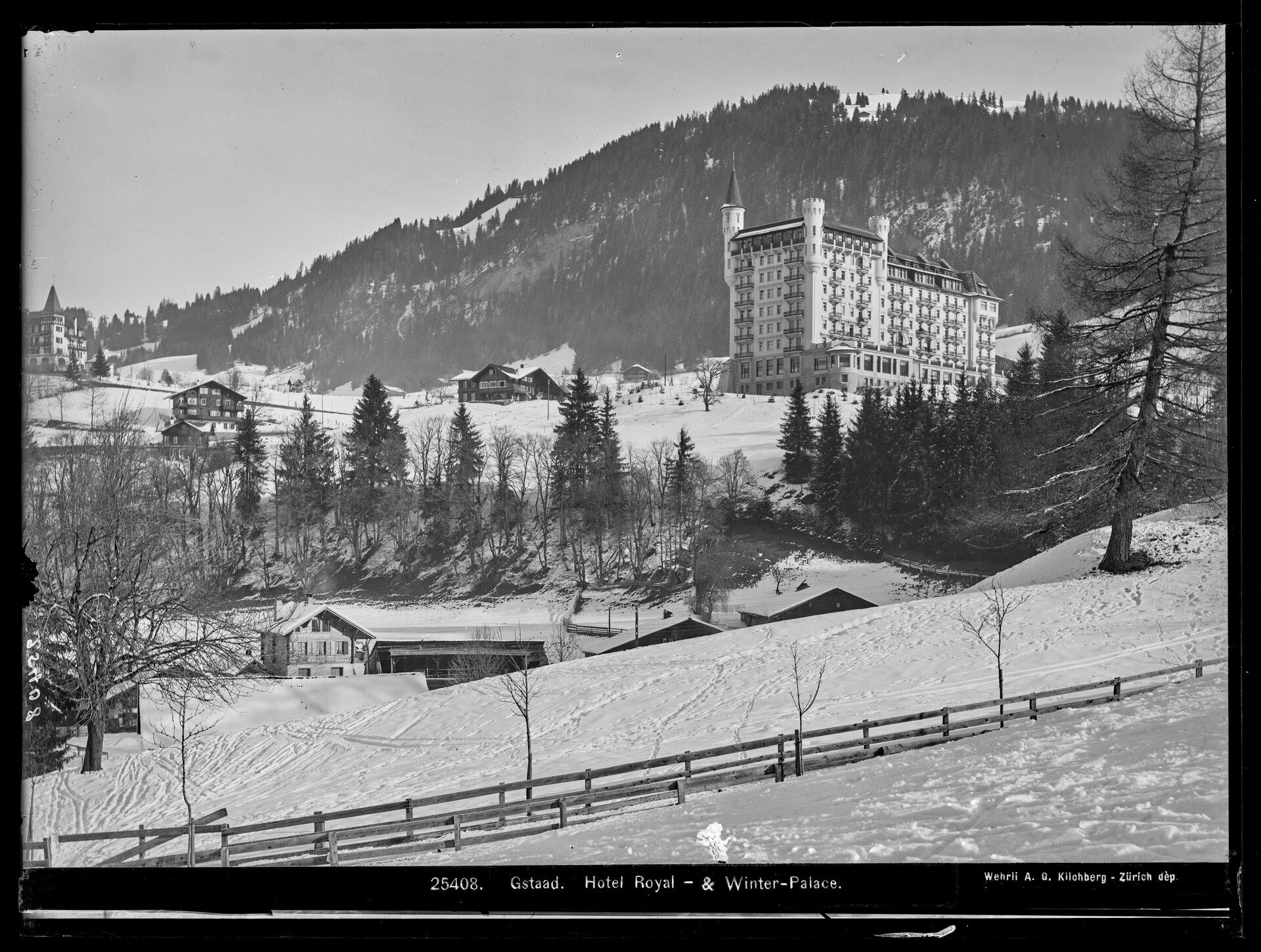 Historische Schwarzweissaufnahme von Gstaad im Winter